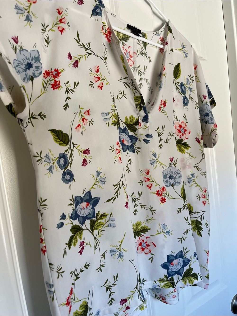 Ann Taylor Floral Scoop Neck Top in White with Green & Coral Print